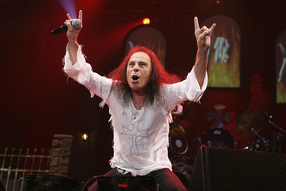 Ronnie James Dio teve diagnóstico de câncer irreversível e esposa revela: “Nunca pensamos que ele fosse morrer”