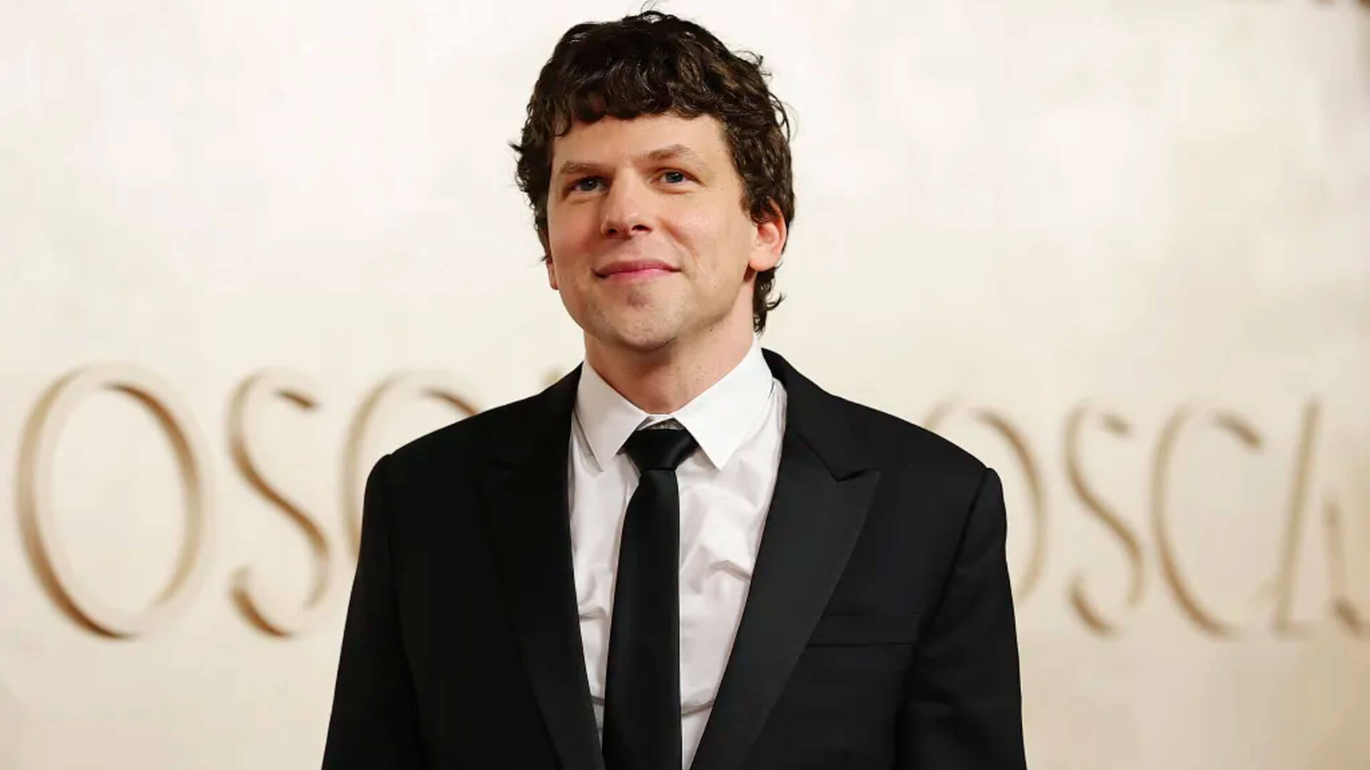 Jesse Eisenberg vai doar rim a desconhecido: “Não pensei duas vezes”