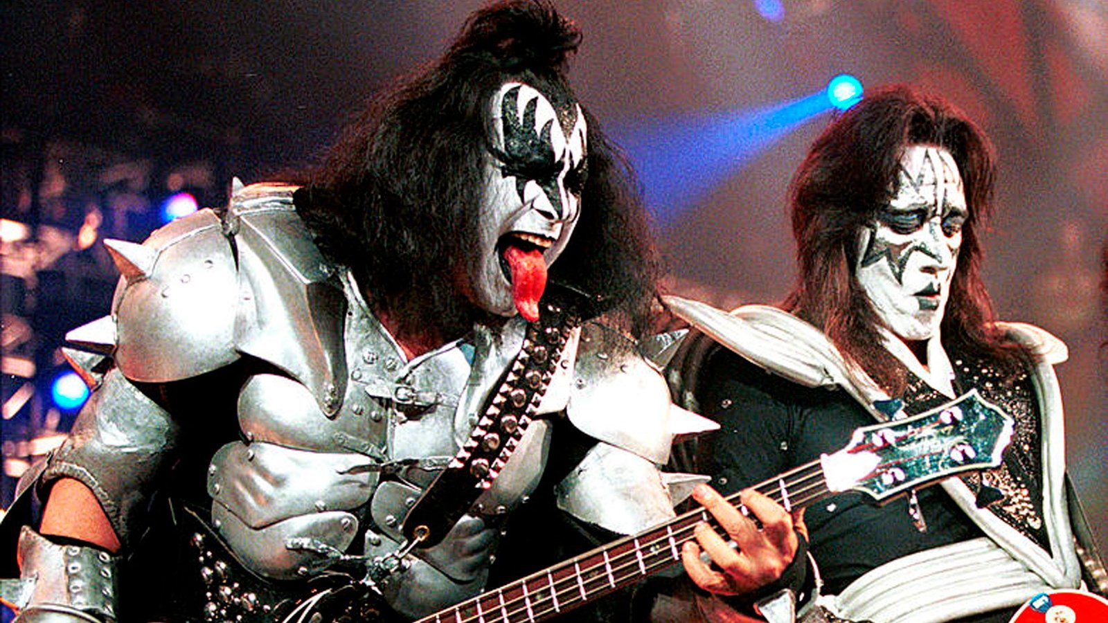 Gene Simmons atribui morte de Ace Frehley a “decisões erradas”: “Cair da escada não mata você”