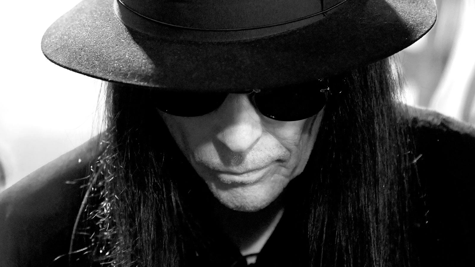 Mick Mars concede primeira entrevista após processo contra o Mötley Crüe: “carreguei esses “bastardos por anos”