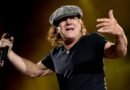 Brian Johnson escapa por pouco de acidente em show do AC/DC
