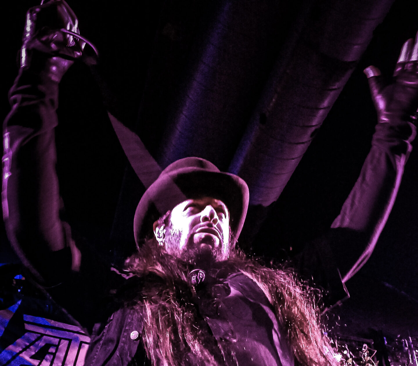 Neil Turbin faz show histórico na Jai Club e celebra 40 anos do álbum “Fistful of Metal” do Anthrax