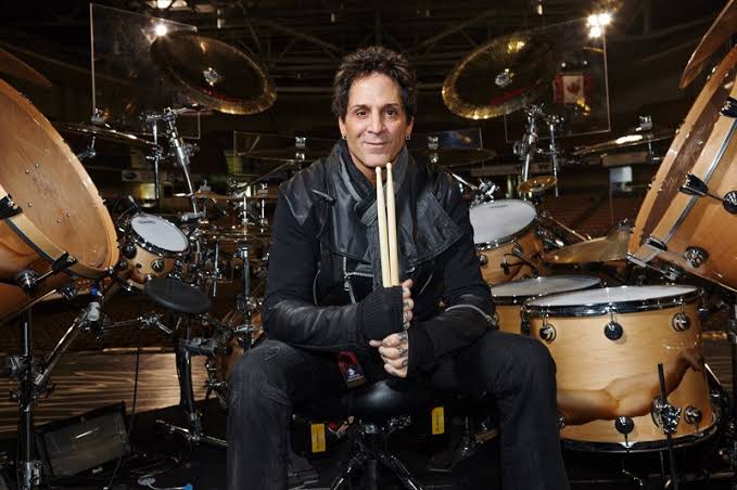 Deen Castronovo “adoraria” gravar com Corey Taylor: “ele é um gênio”