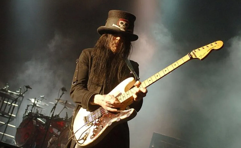 Mick Mars está processando o Mötley Crüe por lucros e acusa Nikki Sixx de usar playback em toda atual turnê