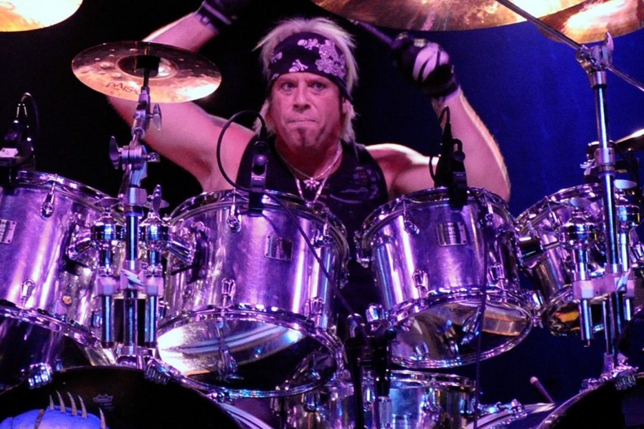 Bobby Blotzer diz que “Ratts sempre foi melhor musicalmente do que o Mötley Crüe”