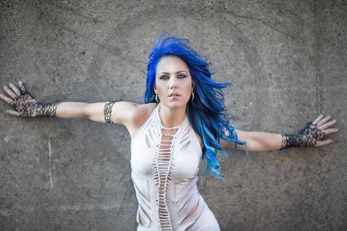 Alissa White-Gluz diz “não estar pronta” para lançar seu disco solo
