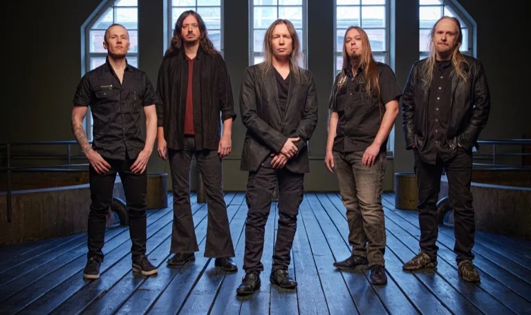 Stratovarius faz show com apenas duas músicas em abertura para o Iron Maiden