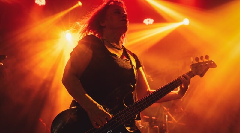 L7 revela diagnóstico de câncer severo da baixista Jennifer Finch
