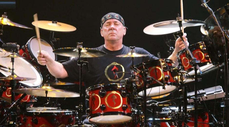 Alex Lifeson fala sobre último show do Rush ao lado de Neil Peart: “mal conseguia andar até o palco”