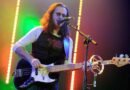 Geddy Lee diz que Rush está vivendo uma “reunião de família” durante turnê com Anika Nilles