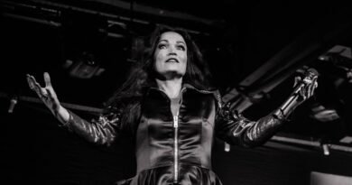 Tarja Turunen revela qual considera o pior álbum de sua carreira: “Parece que eu tinha uma batata na boca”