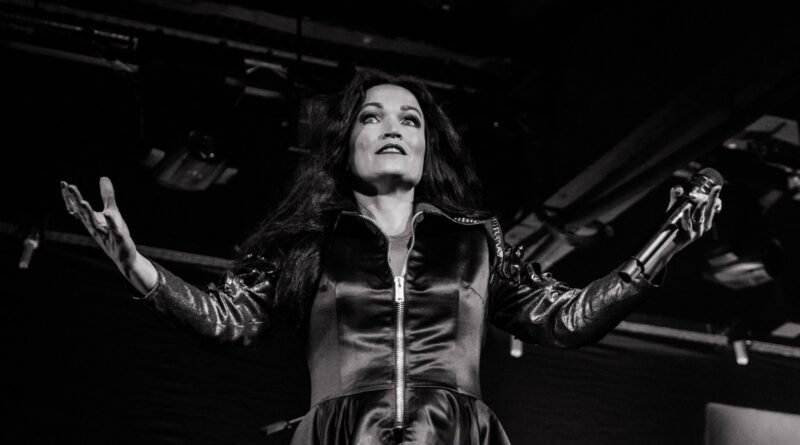 Tarja Turunen revela qual considera o pior álbum de sua carreira: “Parece que eu tinha uma batata na boca”