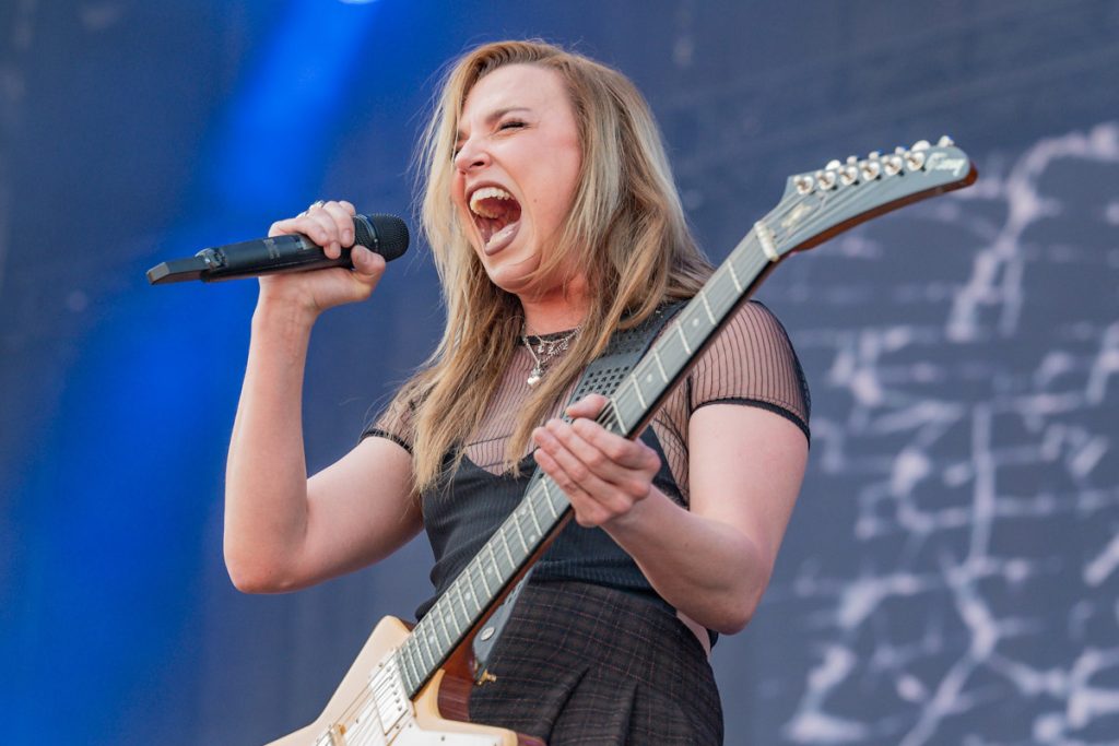 Lzzy Hale sobre a decisão de parar de beber: “procurava fuga nos lugares errados”