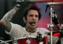 Tommy Lee revela desgaste extremo após shows do Mötley Crüe: “É como correr 21 quilômetros sentado”
