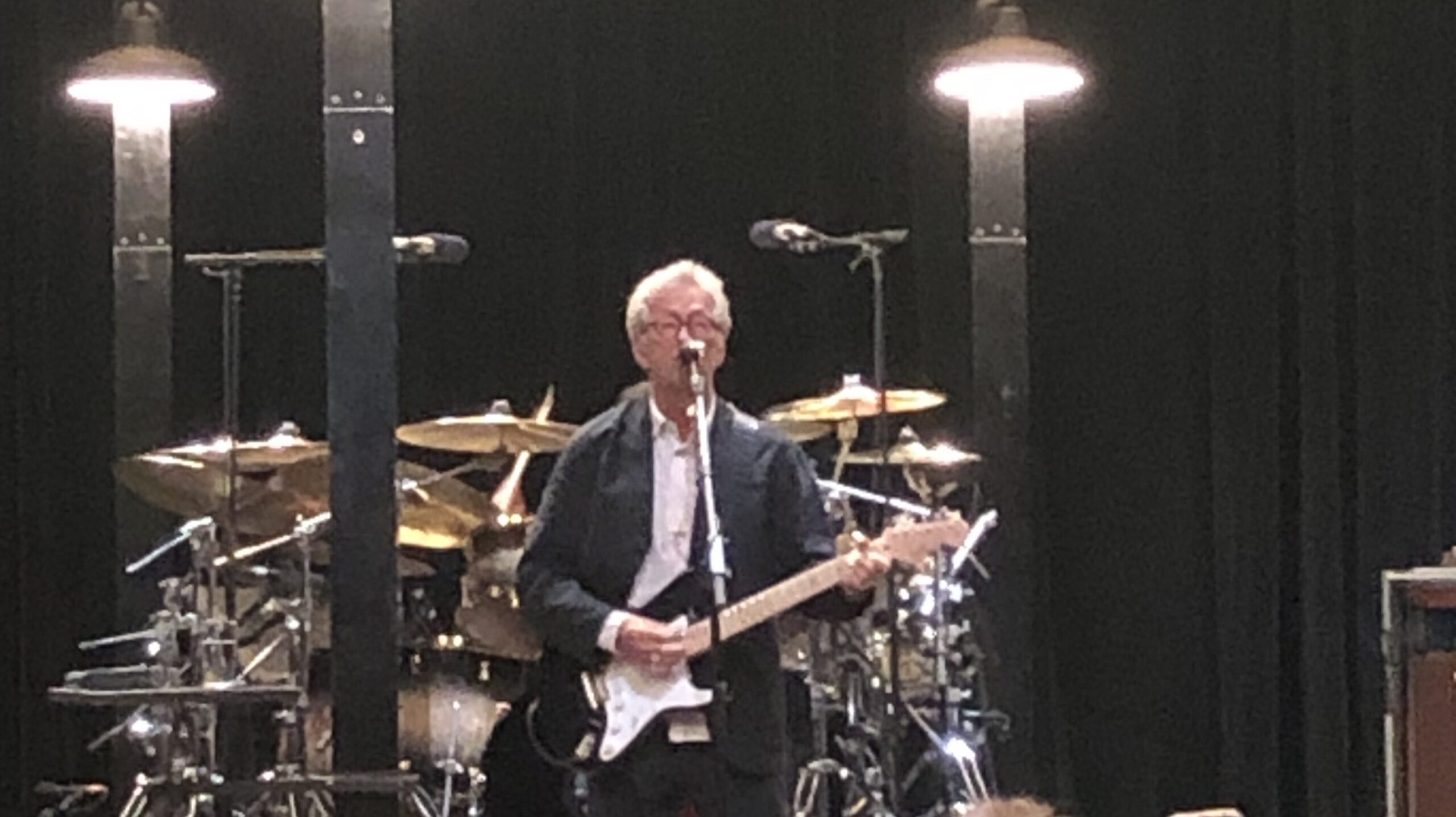 Em sábado frio, Eric Clapton esquenta público do Vibra com clássicos e “aula ao vivo” de guitarra