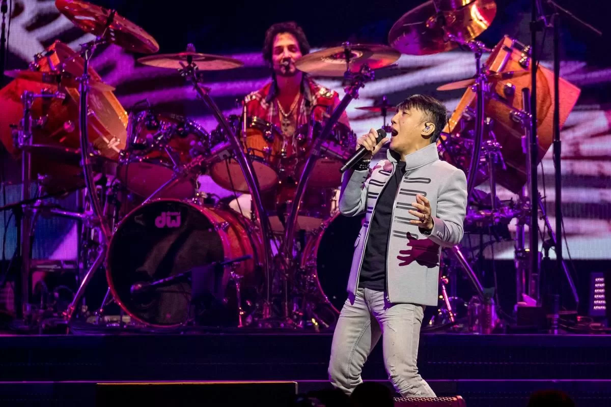 Deen Castronovo sai em defesa de Arnel Pineda contra críticas sobre o Rock in Rio