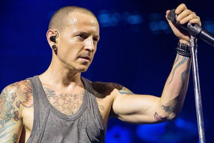 Dave “Phoenix” Farrell relembra morte de Chester Bennington e como foi o processo para retomar o Linkin Park