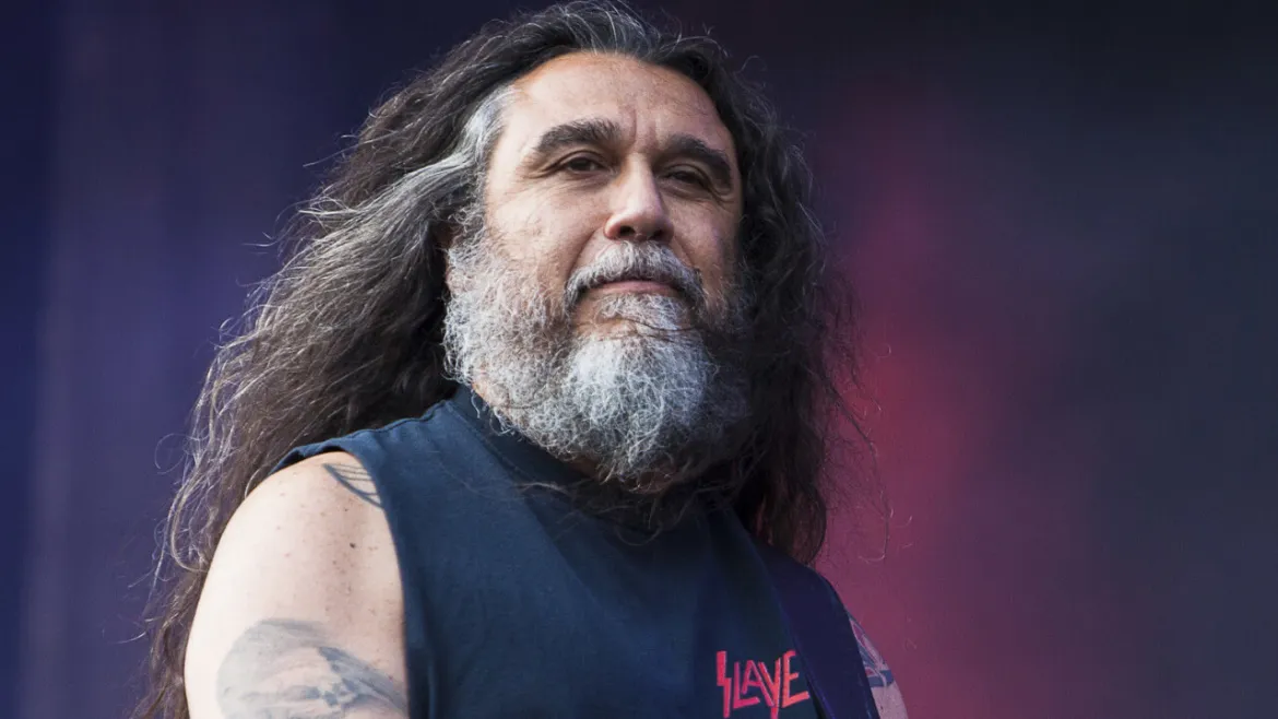 Tom Araya não ouvia metal antes de entrar no Slayer: “quem é Iron Maiden?”