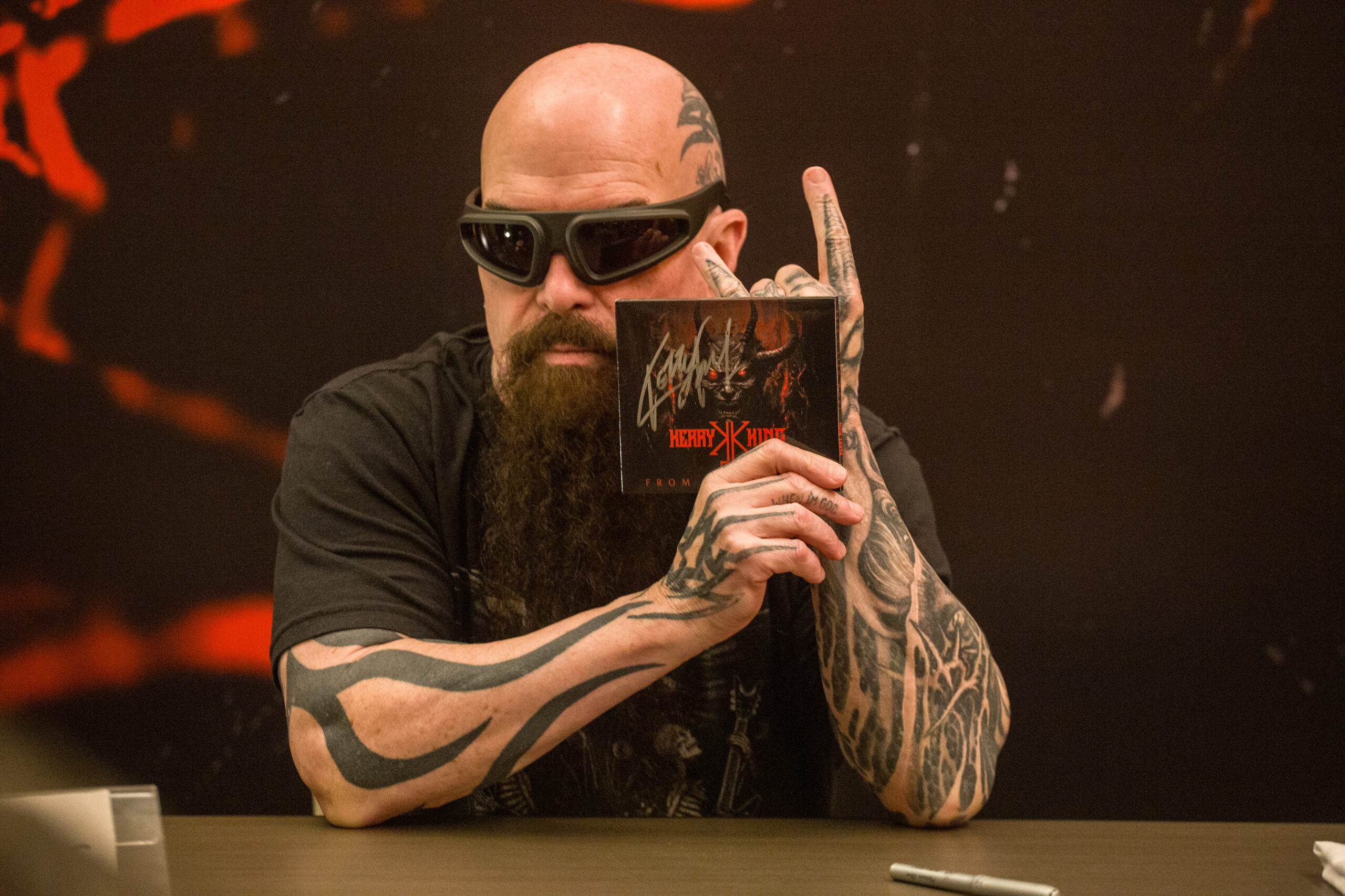 Kerry King fala sobre ter cogitado Phil Anselmo nos vocais de seu novo projeto e sobre uma possível participação dele em uma música futura