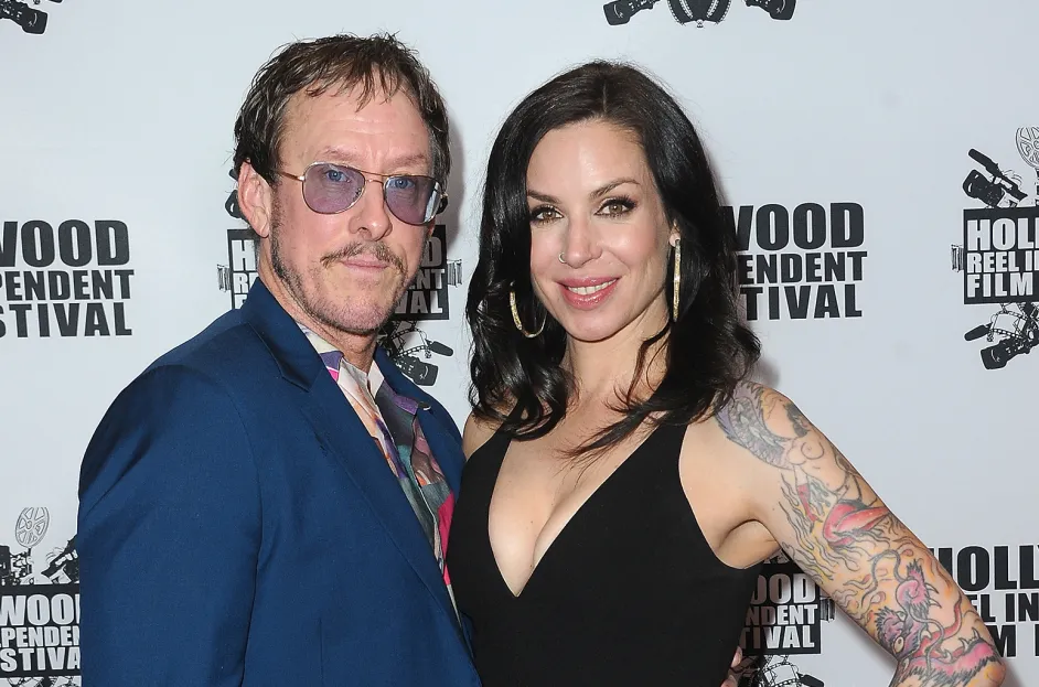 Esposa do baixista do Weezer é baleada pela polícia por tentativa de homicídio