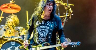 Blackie Lawless explica fim da parceria com Chris Holmes, mas torce pela recuperação do câncer