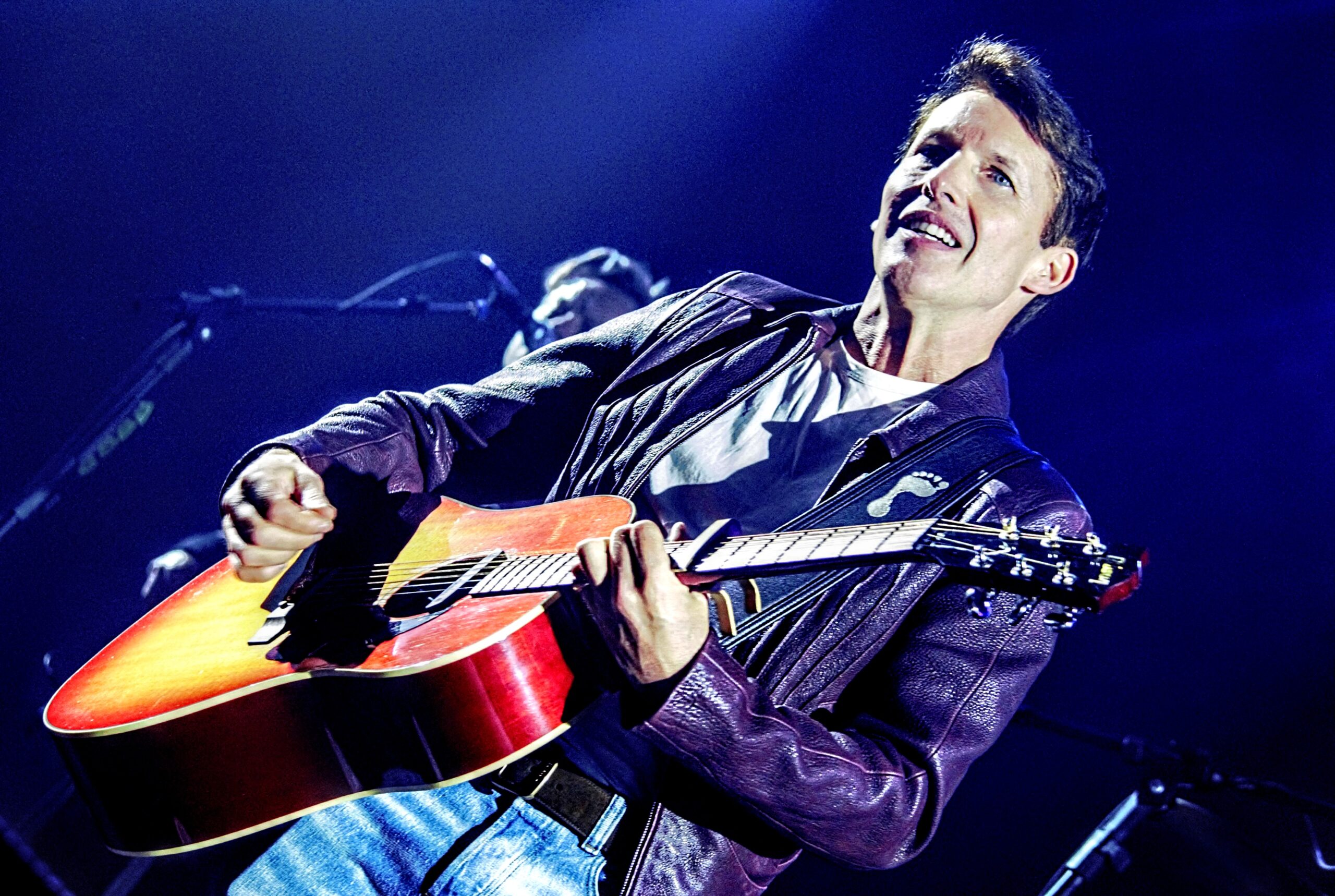 James Blunt retorna a SP com show esgotado e noite de celebração. Veja galeria de fotos