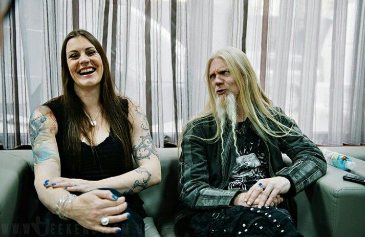 Floor Jansen se junta a Marko Hietala durante show em festival