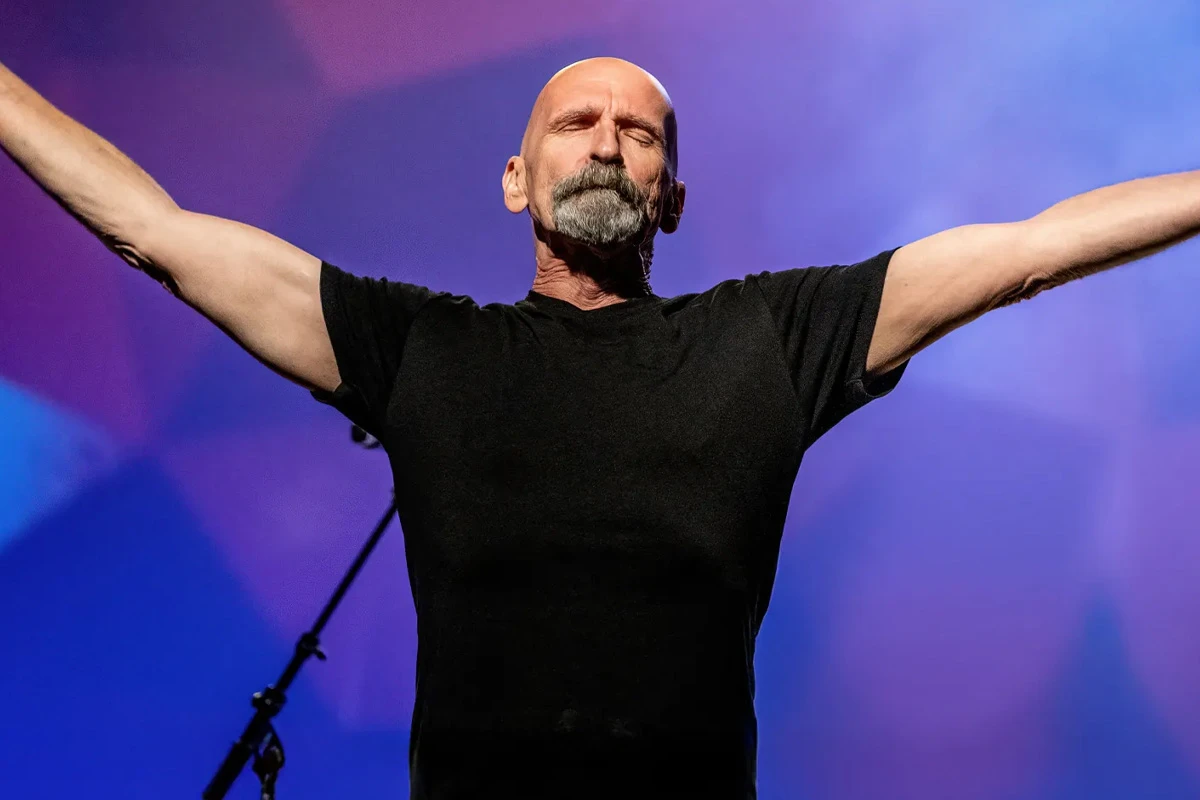 Michael Sadler, vocalista do Saga, revela diagnóstico de câncer e esclarece estado de saúde