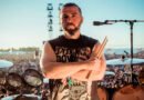 John Dolmayan explica por que o System Of A Down faz poucas turnês e revela que não pratica mais bateria