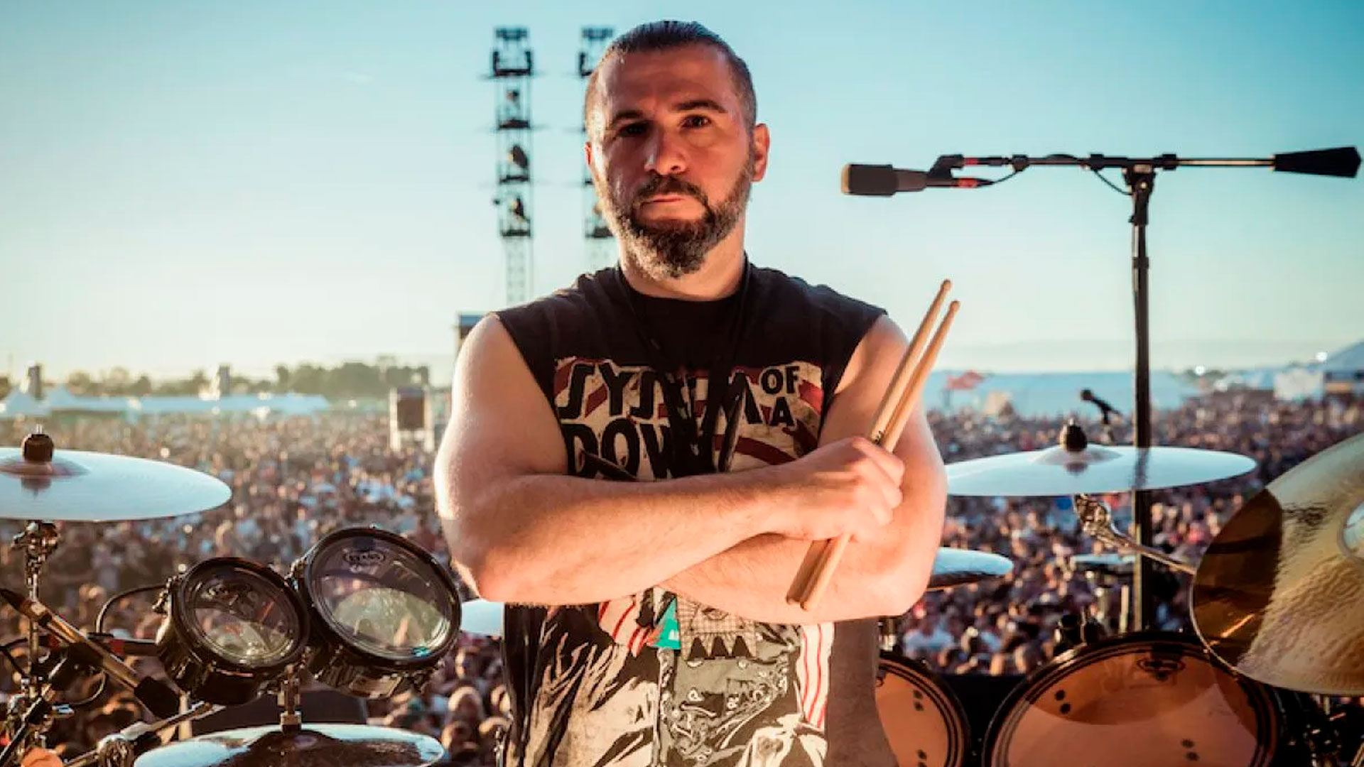 John Dolmayan compartilha drumcam do Brasil e diz que show em Interlagos o fez “desistir de carreira de cantor”