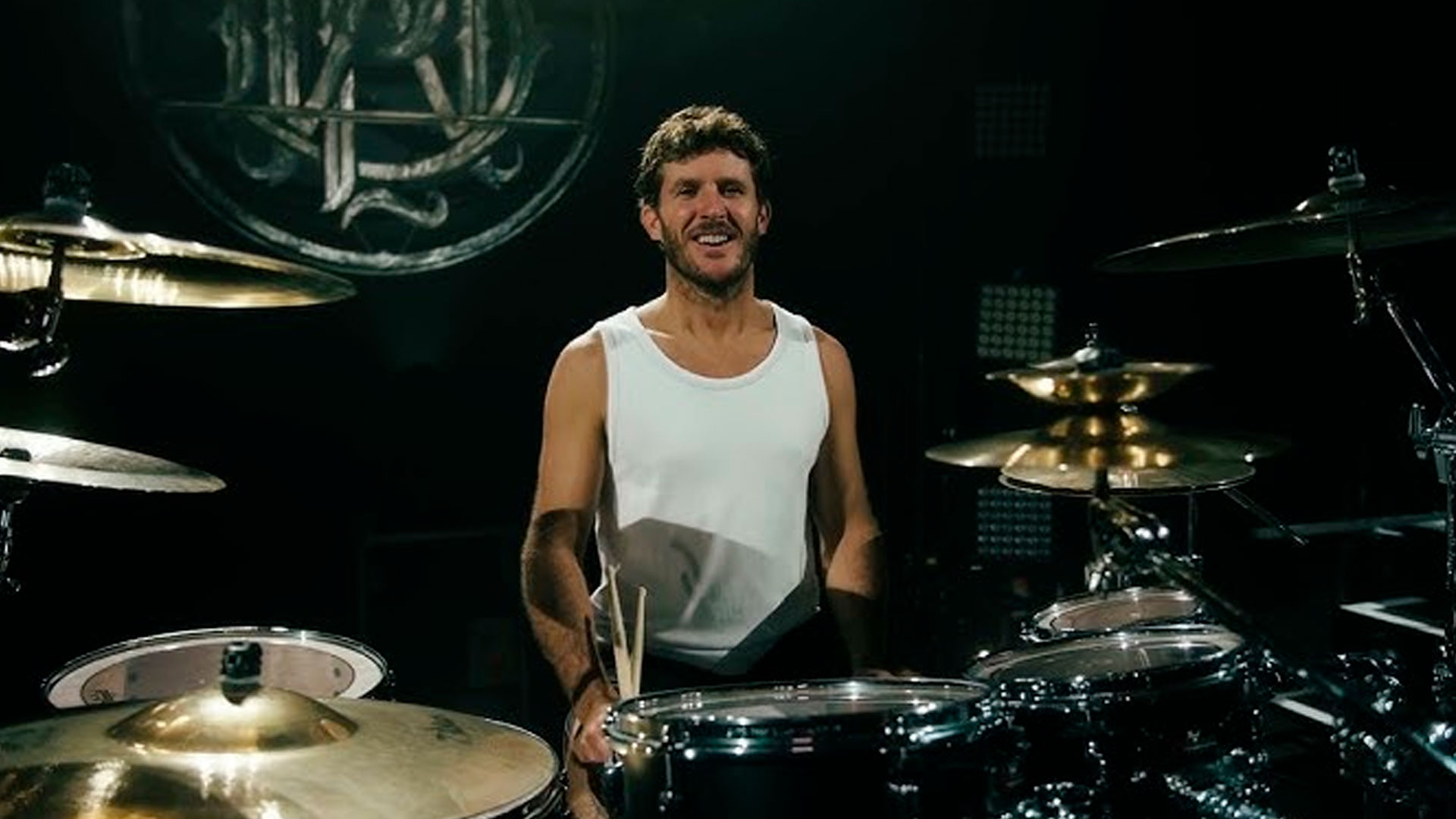 Baterista do Parkway Drive fala sobre como foi ensinar bateria para o ator Chris Hemsworth