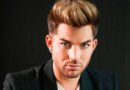 Adam Lambert do Queen diz que “indústria o boicotou” após beijo em outro homem durante apresentação