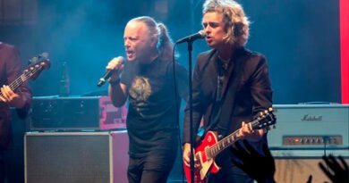 Bruce Dickinson surpreende ao subir ao palco com Billie Joe Armstrong em show dos The Coverups