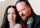 Jonathan Davis, do Korn, se casa em cerimônia inspirada em “O Nascimento de Vênus”