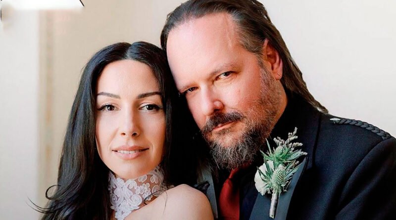 Jonathan Davis, do Korn, se casa em cerimônia inspirada em “O Nascimento de Vênus”