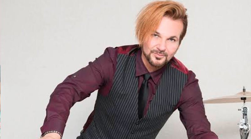 Rikki Rockett celebra 10 anos livre do câncer e relembra batalha que quase custou sua vida