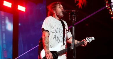 Baixista do Shinedown se afasta da turnê para tratar de sua saúde mental