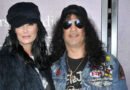 Slash completa 20 anos sóbrio e ganha homenagem da namorada