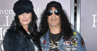 Slash completa 20 anos sóbrio e ganha homenagem da namorada