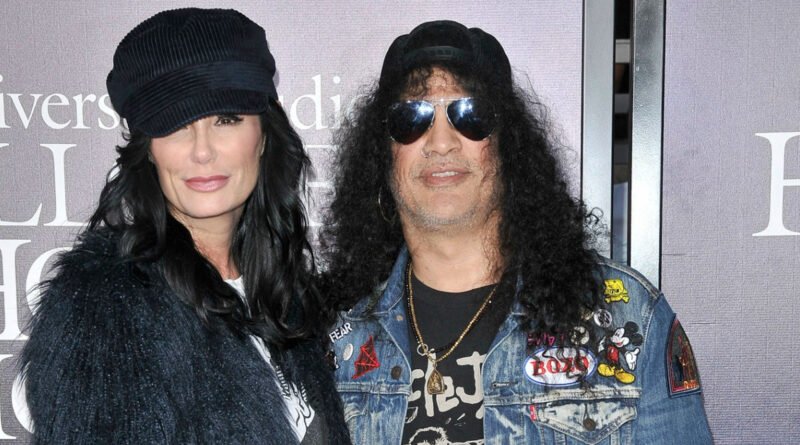 Slash completa 20 anos sóbrio e ganha homenagem da namorada