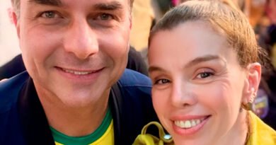 Penelope Nova surge ao lado de Flavio Bolsonaro em foto