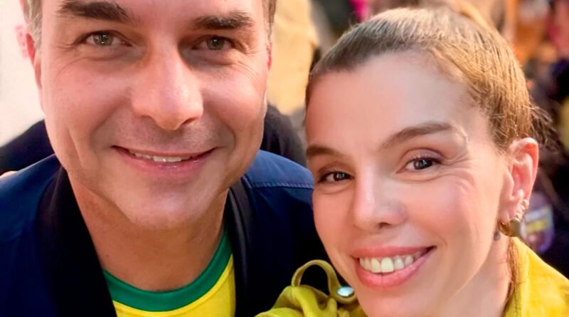 Penelope Nova surge ao lado de Flavio Bolsonaro em foto