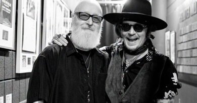 rob halford criticado por foto com johnny depp