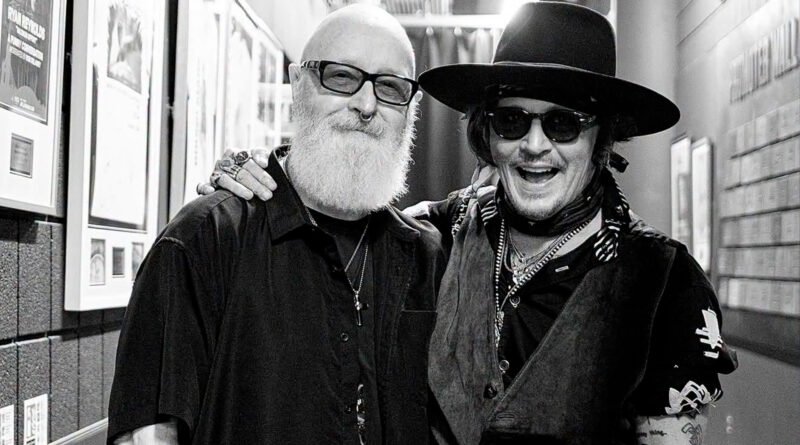 rob halford criticado por foto com johnny depp