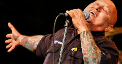 Gary “Angry” Anderson, vocalista do Rose Tattoo, morre aos 79 anos após ataque cardíaco