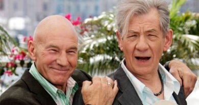 ian mckellen presta homenagem a patrick stewart